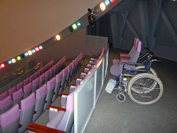 車椅子のまま、宇宙劇場へ入場できます。